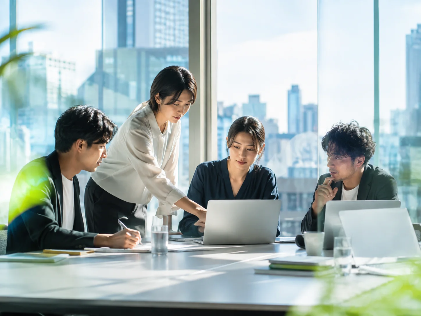AI導入コンサルティングを進める日本人ビジネスチーム