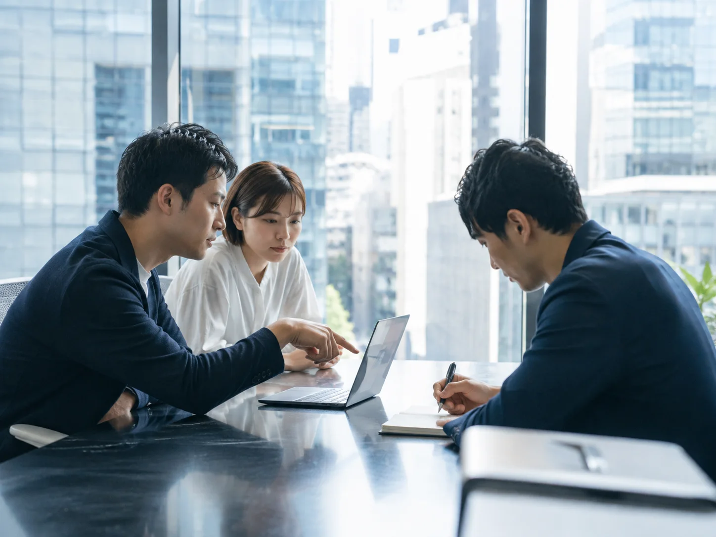 デジタル活用について話し合う日本人チーム