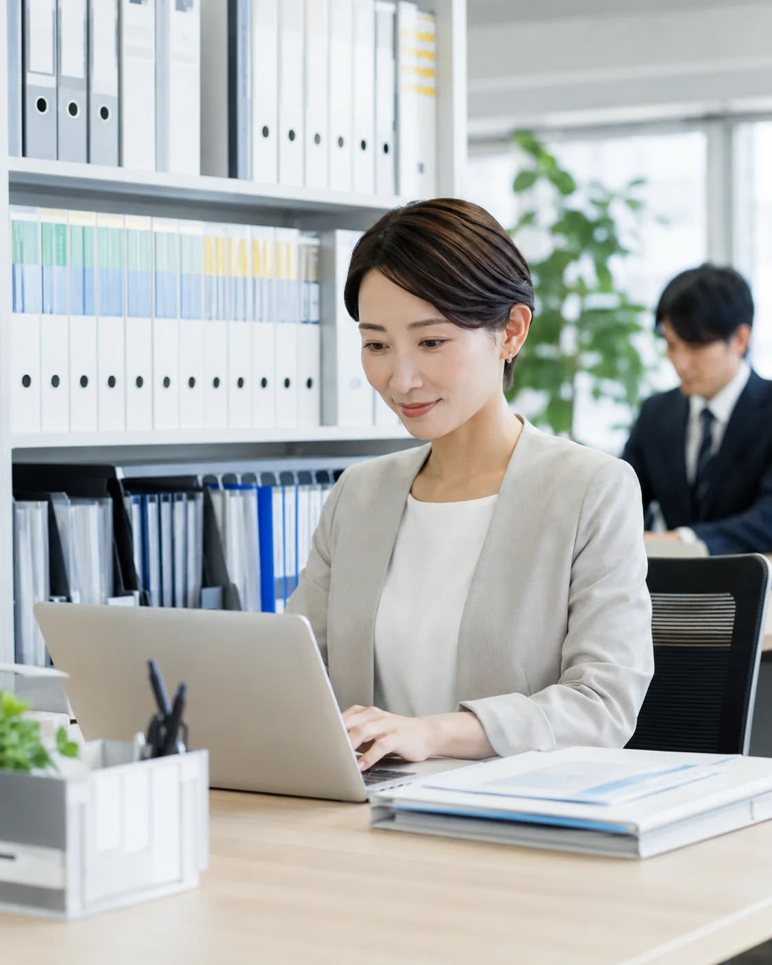 データを確認する日本人ビジネスパーソン