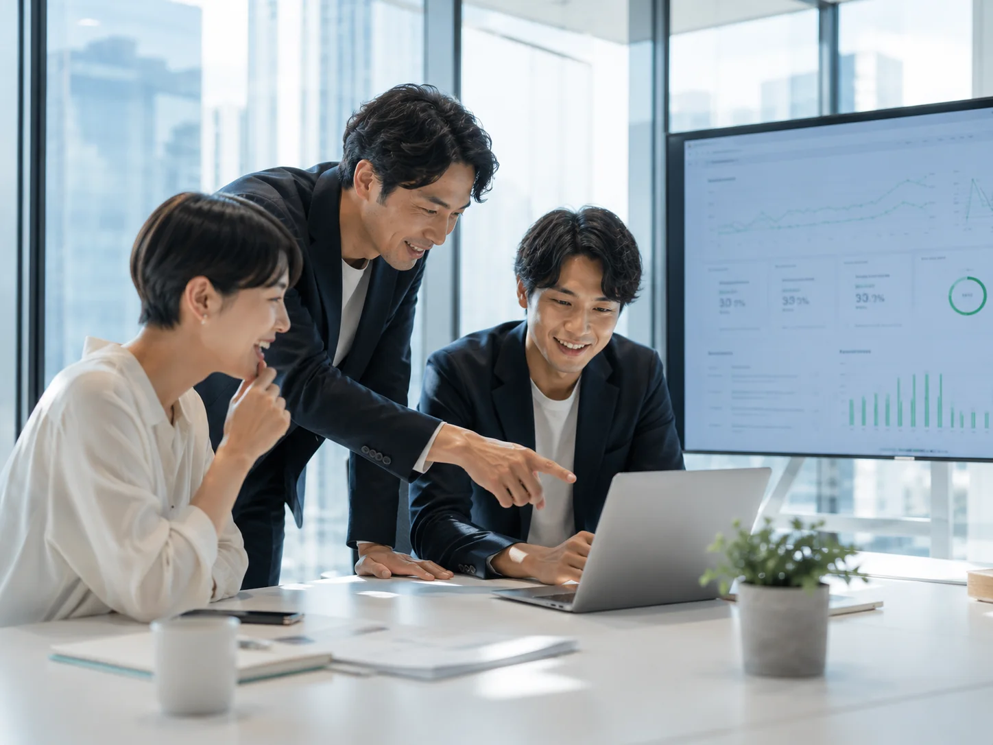 明るいオフィスで協働する日本人ビジネスチーム